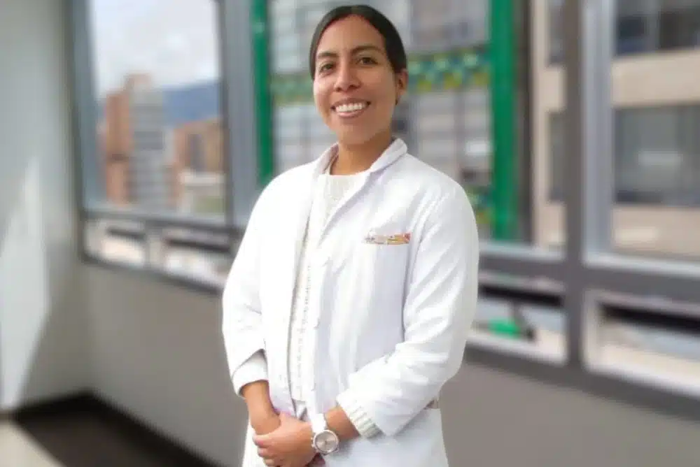 DRA MAYRA MONTES GASTROPEDIATRA Photoroom