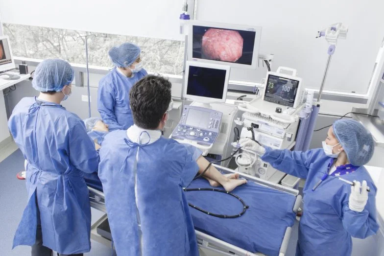 Como se hace una colonoscopia en Bogotá por GastriCare Doctor haciendo un procedimiento de colonoscopia