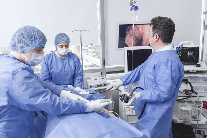 Doctor haciendo un procedimiento de endoscopia