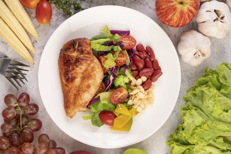 Plato de frutas, verduras y proteina luego de la colonoscopia