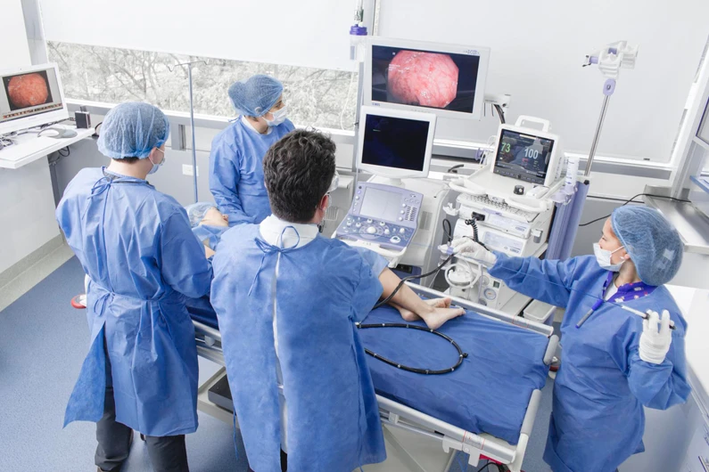 La colonoscopia es un examen que hace el gastroenterólogo Gastroenterólogo realizando colonoscopia total diagnóstica