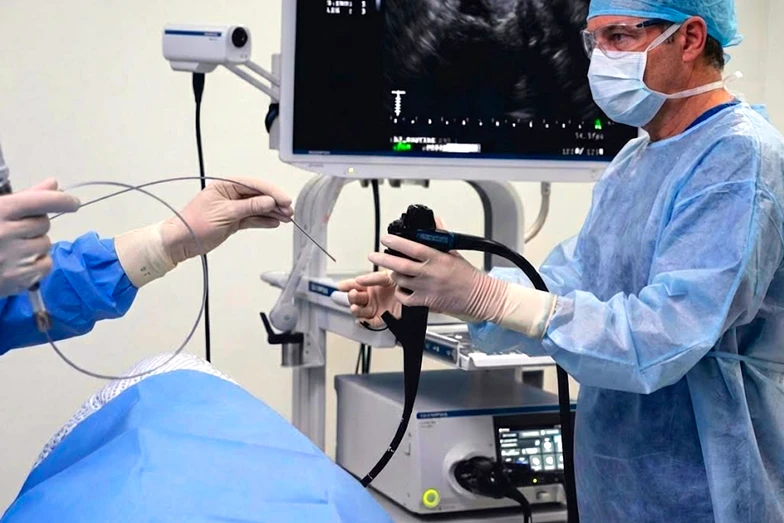 Con la ecoendoscopia biliopancreática se obtienen imágenes en alta resolución del páncreas Gastroenterólogo preparando la aguja para realizar una ecoendoscopia biliopancreática