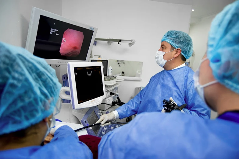 El procedimiento de ultrasonido endoscópico se realiza bajo sedación Doctor realizado al paciente un procedimiento de ultrasonido endoscópico